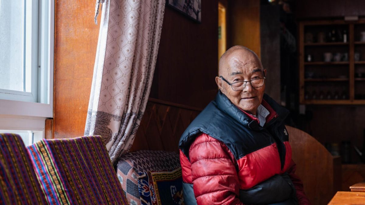 Last surviving member of first team to scale Everest, dies
