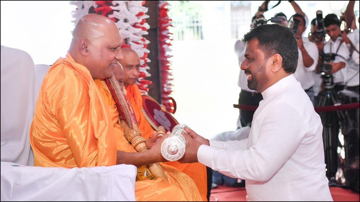 ‘Sri Sannas Pathra’ presented to new Asgiri Anunayake Thero (Pics)